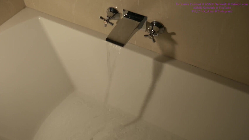 Amy, la ragazza in forma - ASMR nella vasca da bagno