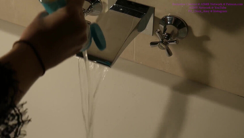 Amy, la ragazza in forma - ASMR nella vasca da bagno