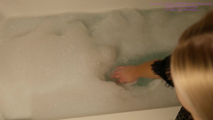 Amy, la ragazza in forma - ASMR nella vasca da bagno