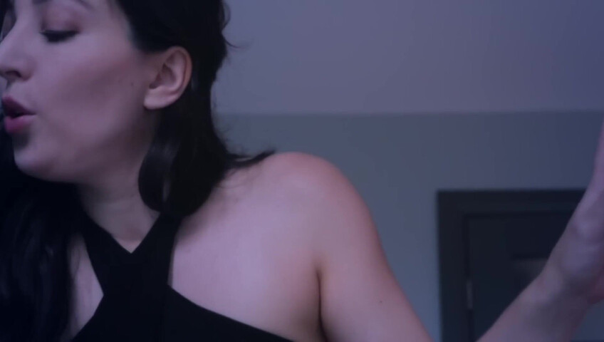 La tua ragazza ti fa un ASMR delicato