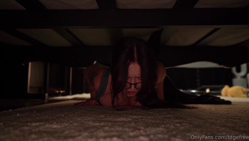 Bigtittygothegg - Get Stuck Under the Bed