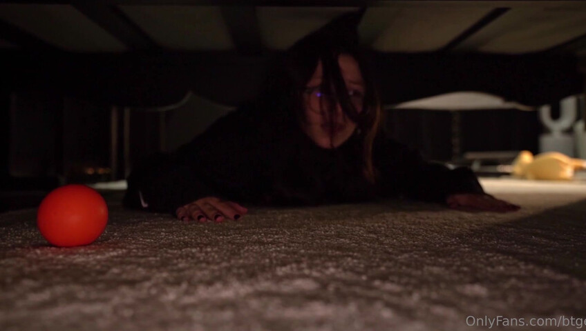 Bigtittygothegg - Get Stuck Under the Bed