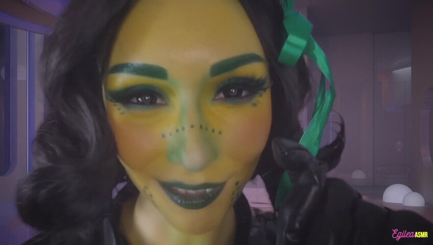 Egilea ASMR - Alien wife kisses you