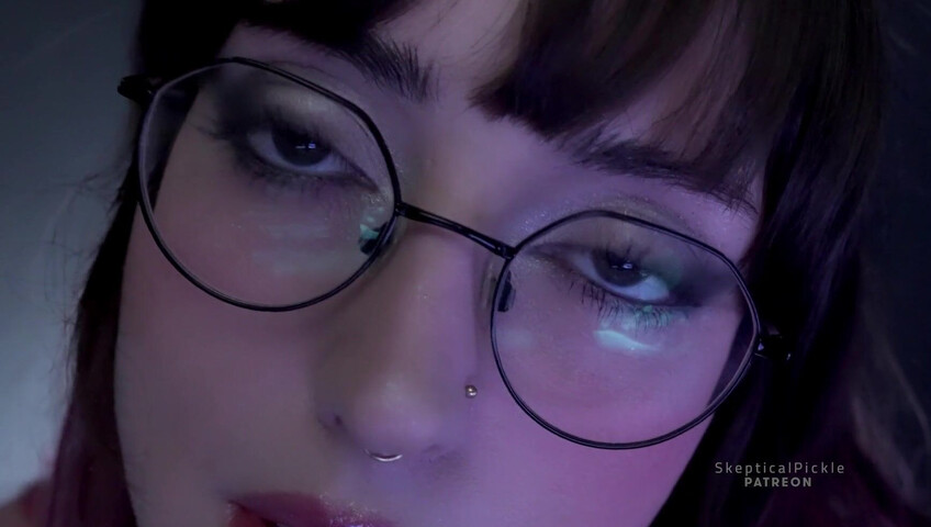 Skepticalpickle - Une copine timide et maladroite s'essaie au massage ASMR pour toi (niveau Platine)