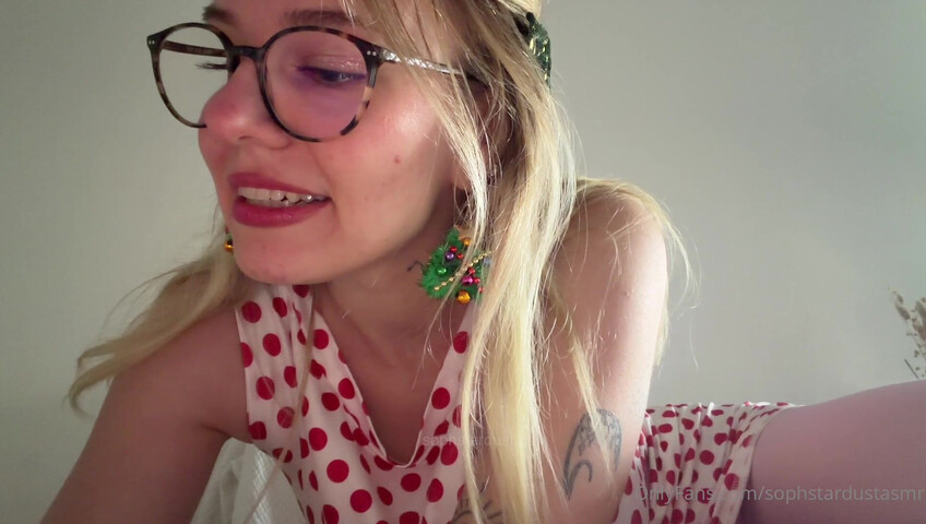 Sophstardust ASMR - Mi accarezzo il seno e il sedere
