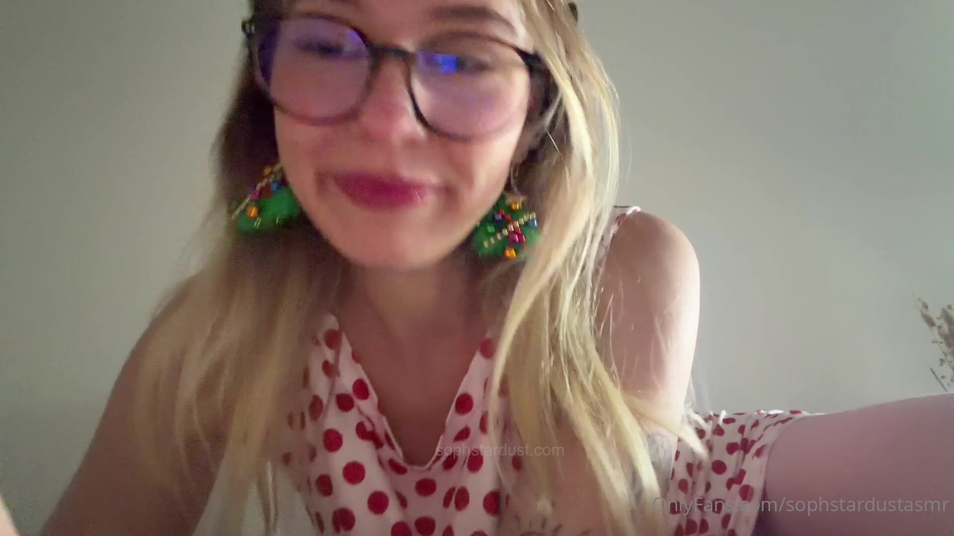 Sophstardust ASMR - Mi accarezzo il seno e il sedere